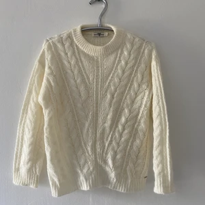 Vit stickad tröja  - Vit stickad tröja från: Hampton Republic i stl S. Lite genomskinlig men inget man tänker på om man har vitt linne eller vit bh under. Fint skick och knappt använd💞  Köparen står för frakten. 📦