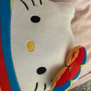 hello kitty squishmallow - super gullig hello kitty squishmallow!! säljer pga att jag behöver pengar, om de är flera som vill köpa börjar jag en budgivning. frakt tillkommer
