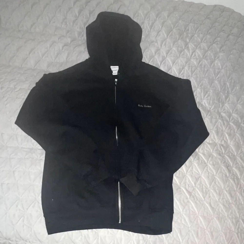 Säljer denna svarta zip hoodie från urban outfitters! Använt denna några gånger och den kostade 300kr i nypris🙃 Köparen står för frakt🥰. Hoodies.