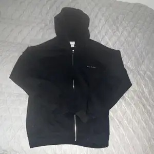 Säljer denna svarta zip hoodie från urban outfitters! Använt denna några gånger och den kostade 300kr i nypris🙃 Köparen står för frakt🥰