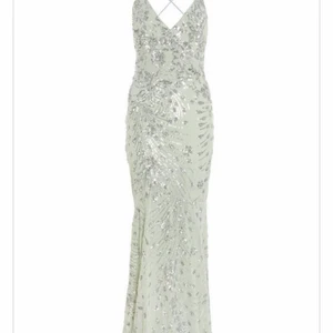 Balklänning - Intressekoll på min balklänning som är slutsåld på hemsidan. Storlek 12 vilket motsvarar M men det går att justera med band så passé mindre storlekar! Är 168 och släpar. En liten defekt på släpet. Kan skicka fler bilder privat ☺️