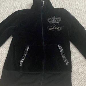 Hej säljer den här jucie couture tröjan❤️ - Den har så här päls såhär ute på den som ni ser, där bak står det jucie. Och där fram har den två fickor och en dragkedja.