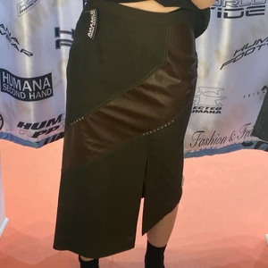 Snedskuren kjol - Snedskuren kjol med skinndetalj. Köpt på humana