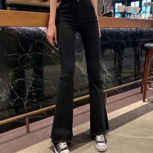 Svarta utsvängda byxor - Säljer dessa byxor pga att de inte kommer till användning. Inga defekter, storlek XS. Meddela för fler bilder/detaljer (: