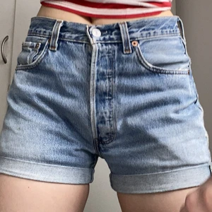 Levis jeansshorts  - Ljusblå jeansshorts från Levis. Mycket fint skick, aldrig använda. 