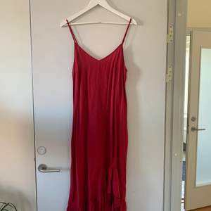 Superfin röd klänning med volang längst ned. Går ner till vaderna (jag är 170). Endast använd 1 gång 💚