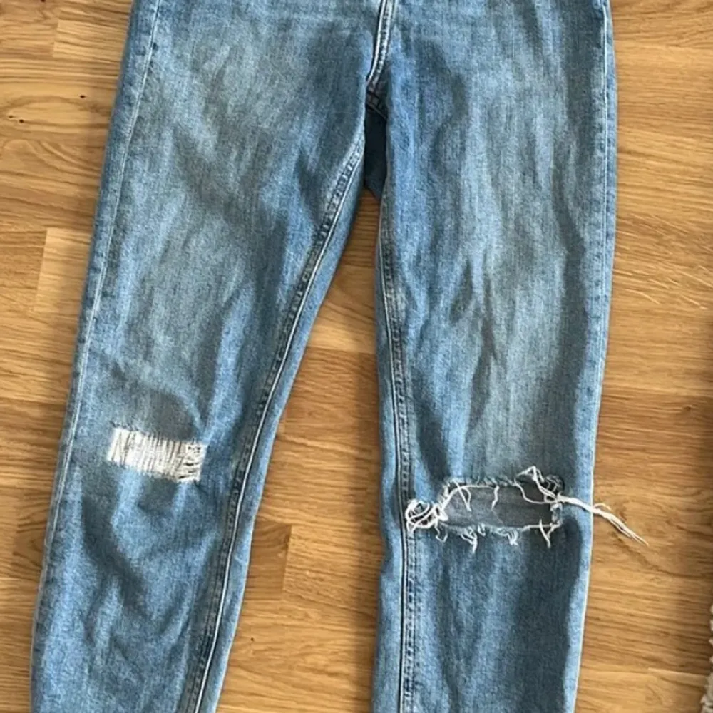 Ankel långa jeans med hål och revor. Petite . Jeans & Byxor.