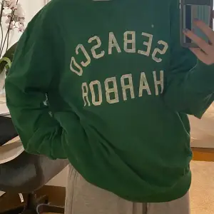 En grön sweatshirt från HM med skitsnyggt tryck. Perfekt som en oversized tröja som ch färgen är skitcool💓