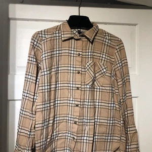 Rutig skjorta  - Rutig skjorta från HM Divided. Strl 36. Knappt använd. Kan samfrakta.