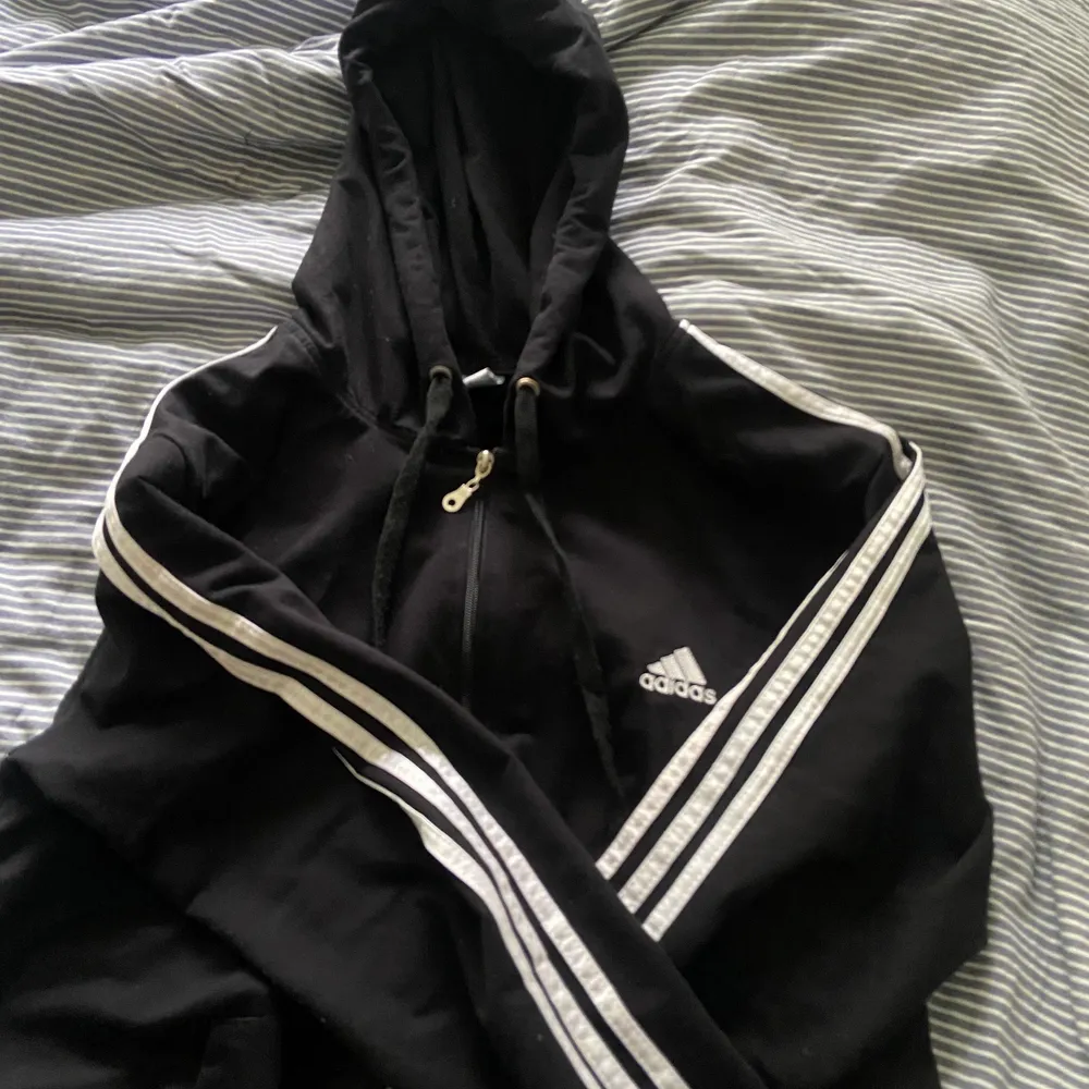Adidas zip hoodie sitter som oversized M/ vanlig L. Pris kan diskuteras. Hoodies.