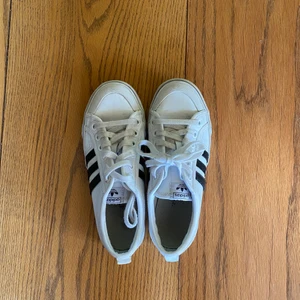 Adidas sneakers - Skor från adidas i superbra skick, men används aldrig. Strl 38