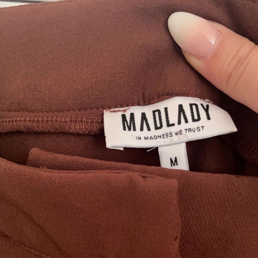 Säljer nu mina kostymbyxor i storlek M från Madlady! De är bruna, dock mer åt det varma hållet än det kalla bruna. De är i jätte bra skick då jag endast använt de en gång! . Jeans & Byxor.