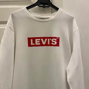 Levis tröja, aldrig använd och kommer tyvärr inte till användning längre. Helt ny i storlek L funkar perfekt om man föredrar oversize! Pris kan diskuteras 