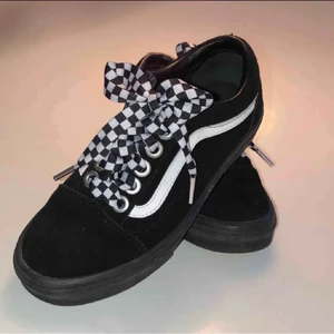 Old school Vans  - old school vans med rutiga snören. Använda Max 3 gånger! Frakt kostnad eller mötas upp i umeå:)