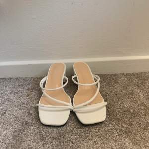 vita sandaler med en liten klack från zara, jätte söta knappt haft på mej dom så bra skick💕
