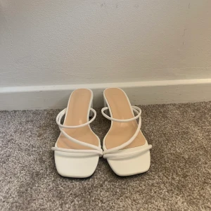 söta vita små klackar - vita sandaler med en liten klack från zara, jätte söta knappt haft på mej dom så bra skick💕