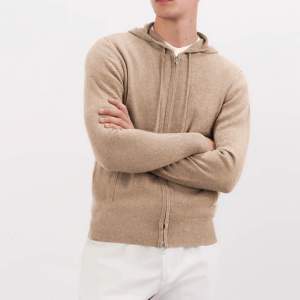 Soft goat zip hoodie beige i storlek M. Använd ca 5-10ggr. Nypris ligger på 2595kr. Size Tagen har lossnat lite. 