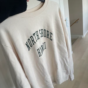 Sweatshirt - Säljer min krämvita sweatshirt från brandy Melville💗 använd fåtal gånger och därav i bra skick!  (TRYCK INTE KÖP NU!!)