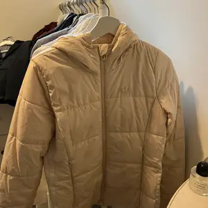 säljer en jättefin beige adidasjacka i storlek 36