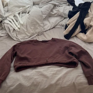 Brun sweatshirt  - Säljer mina bruna lite kortare sweatshirt, den är mer börkbrun i verkligheten än vad den ser ut att vara på bilden, den är i storlek S och kommer från zara, säljer för 166kr och frakten ingår i priset❤️