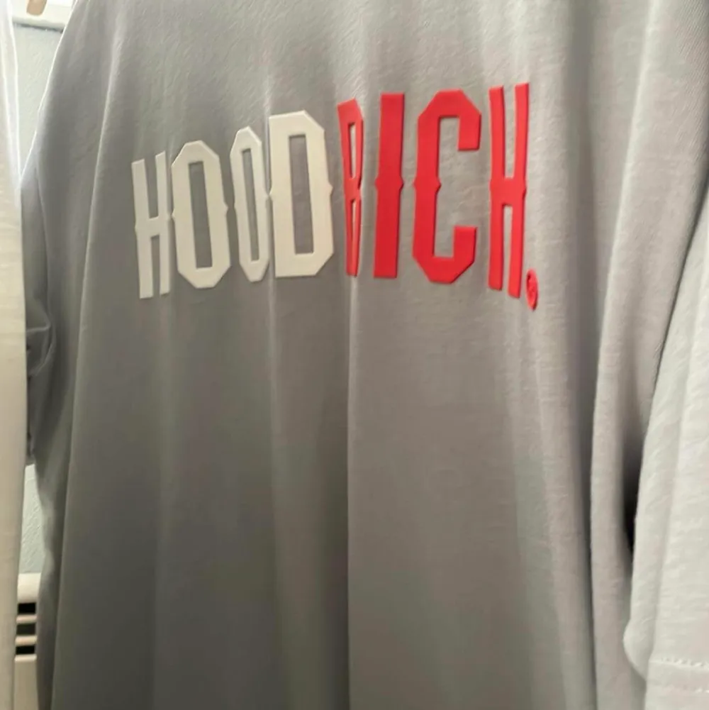 Hoodrich tshirt helt ny med tags kvar strl L. T-shirts.