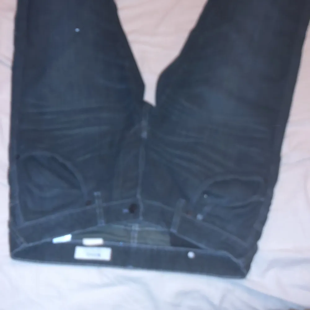 Säljer nu mina svarta straight legged jeans då dom aldrig kom till användning skriv gärna om ni har frågor. Jeans & Byxor.