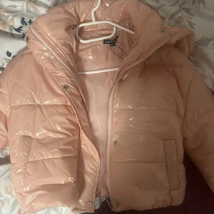 Lack jacka från boohoo - En rosa lacknafta från boohoo med lappen kvar. Jag råkade felbeställa den, alltså från petite avdelningen. Så den är lite liten i armarna för mig. Annars väldigt fin. Aldrig använd i storlek S