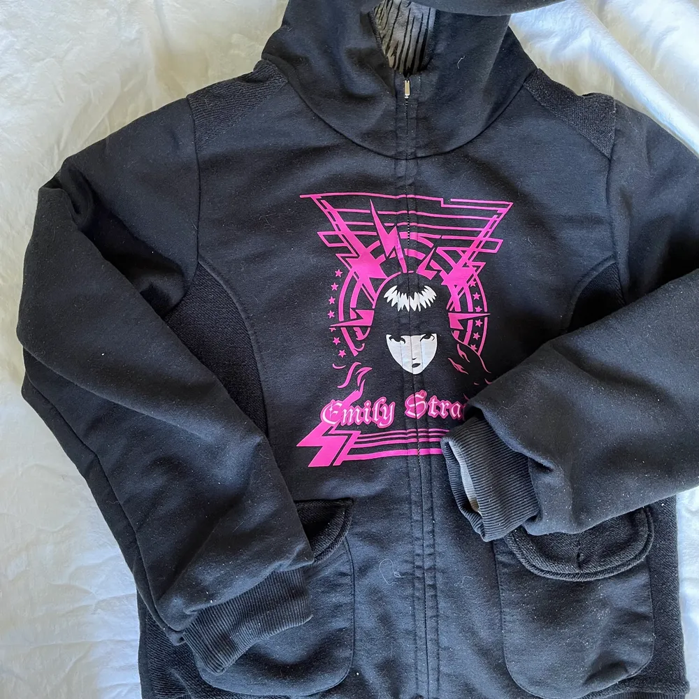 Cool zip hoodie som är reversible, den går att vända åt båda hållen. Size M. Tröjor & Koftor.