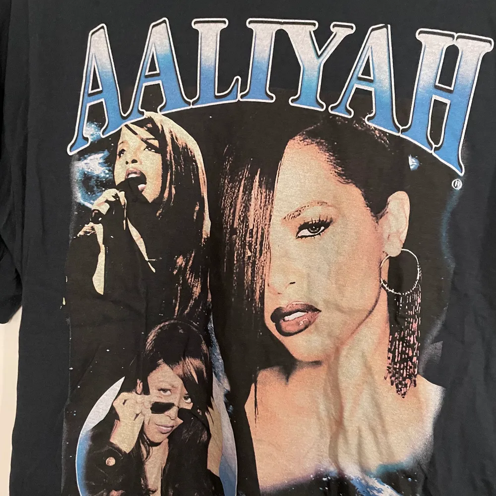 Mörkblå T-shirt med Alliyah tryck från H&M. Använd fåtal gånger. Storlek XS men väldigt oversized så passar upp till M. Köpare står för frakt :). T-shirts.