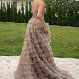 Festklänning  - Mycket fin festklänning som har fått många komplimanger och fångat stor uppmärksamhet. Användes i endast ett fåtal timmar. Priset kan diskuteras vid snabb affär.  