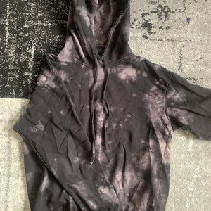 boohoo tie dye hoodie  - Den är i bra skick och jag använt den senaste några gånger. Det är inte ett väldigt tjock material men fortfarande bra.