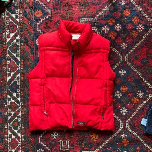 Röd pufferväst - Röd pufferväst från märket Goffini  Köpt secondhand men knappt använd!