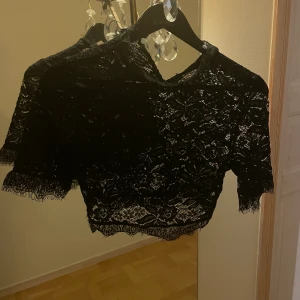 Spetstopp  - Skitsnygg spetstopp med fina detaljer i krage och på ärmar. Passar definitivt XS också då jag tycker den är rätt liten i storleken 
