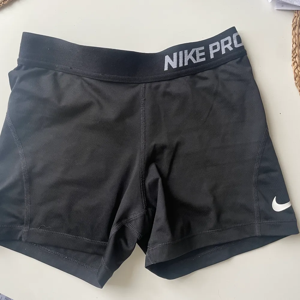 Säljer dessa Nike shorts i storlek barn m. Vilket jag skulle säga är samma som en xs i storleken.. Shorts.
