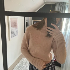Stickad zara tröja - Mysigaste tröjan från zara i storlek S. Den är i en varm ljusrosa färg. Skriv för mer bilder 🥰