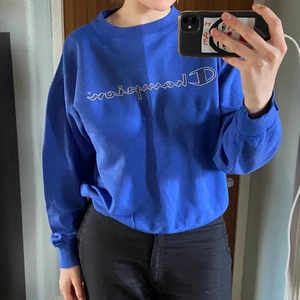 Sweater - Så otroligt fin sweatshirt från Champion men jag använder den inte. Färgen får ögonen att poppa!! Möts i Stockholm eller skickar mot fraktkostnad (57 spårbart) <3