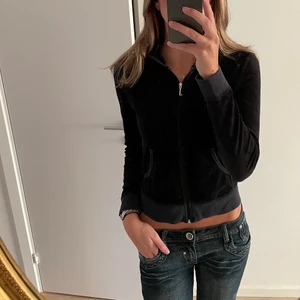Juicy zip upp  - En juicy zip upp från den gamla kollektionen med tryck på ryggen. Väldigt bra skick, använd ett fåtal gånger. Vet ej inköpspris. 