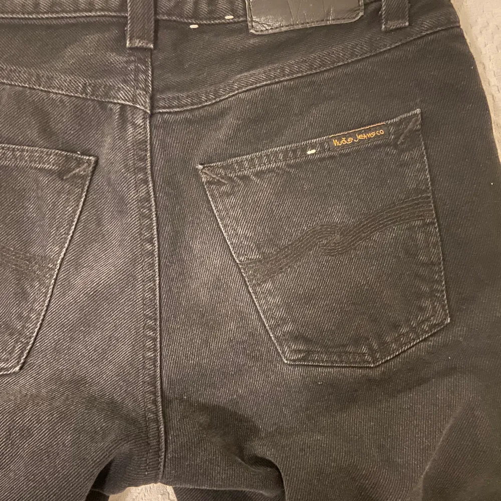Helt nya Nudie Jeans, använt en gång. Passformen är straight/regular fit.  Färgen är typ mörkgrå, de ser lite extra mörka ut på andra bilden.. Jeans & Byxor.