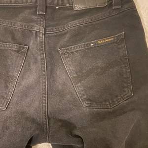 Helt nya Nudie Jeans, använt en gång. Passformen är straight/regular fit.  Färgen är typ mörkgrå, de ser lite extra mörka ut på andra bilden.