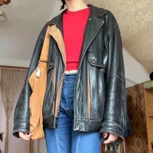 Oversized skinnjacka  - Oversize svart skinnjacka med bruna detaljer!  Tjockare material, passar bra till hösten och vintern!