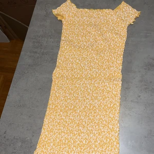 Sommarklänning Ginatricot S - 🧡Normal längd  💙Använd 1 gång, tvättad 💜Köparen står för frakt 💚Ingen bild pga för liten