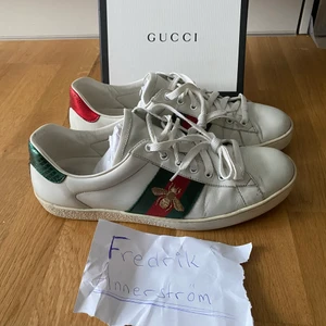 Gucci sneakers - Cond 6/10, använt en bra stund men i väldigt gott skick för dess användning. Köpt för ca 3 år sedan, inte använt dem senaste 2 är samt tvättat rent dem för bästa skick.   Låda ingår i köpet samt påse för skorna. Kvitto finns på guccis hemsida, nypris 6000