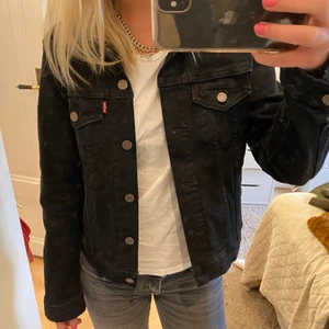 Levis jeansjacka - Den här är så snygg men har köpt en annan jeansjacka så den kommer inte till användning. Relativt ny och i fint skick!💕 Kostade runt 1000kr 