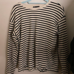 Zara tröja - Säljer denna tröjan från zara i storlek M då den inte kommer till användning. Använd ett fåtal gånger alltså fortfarande i jättebra skick 