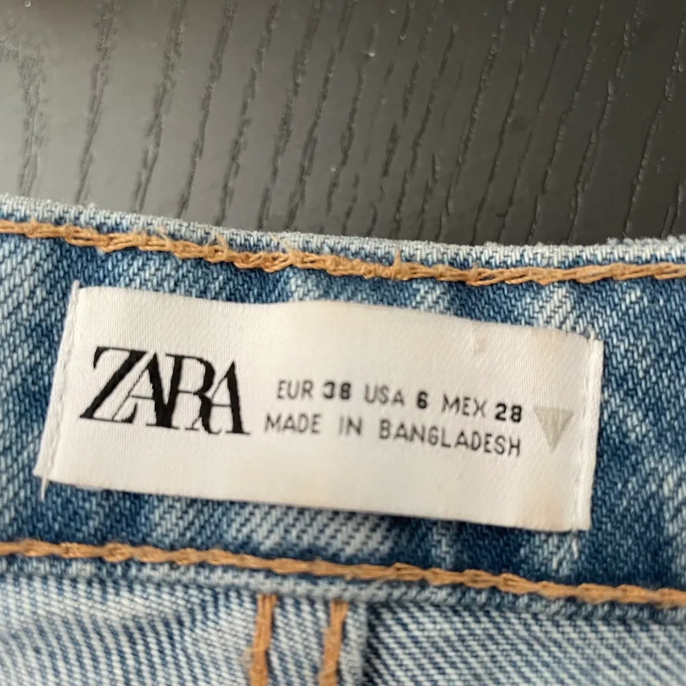Lågmidjade slutsålda zara jeans i stl 38 men passar mig som brukar ha 36. I väldigt bra skick men säljer pga att de inte kommer till användning.. Jeans & Byxor.