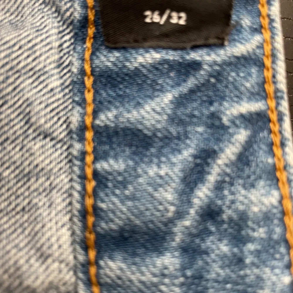 Low Waist jeans med fickor på sidorna i väldigt bra skick. Säljer pga att de inte kommer till användning.. Jeans & Byxor.