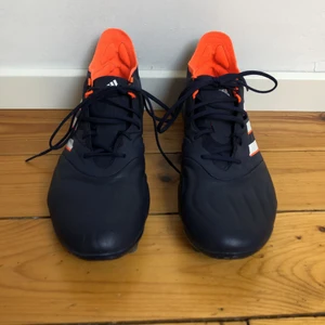 Adidas Copa Sense 2 - Ungefär 3 månader gammal. Har använts fyra gånger. Helt perfekt skick utan repor eller skador. Ordinarie pris: 1400kr