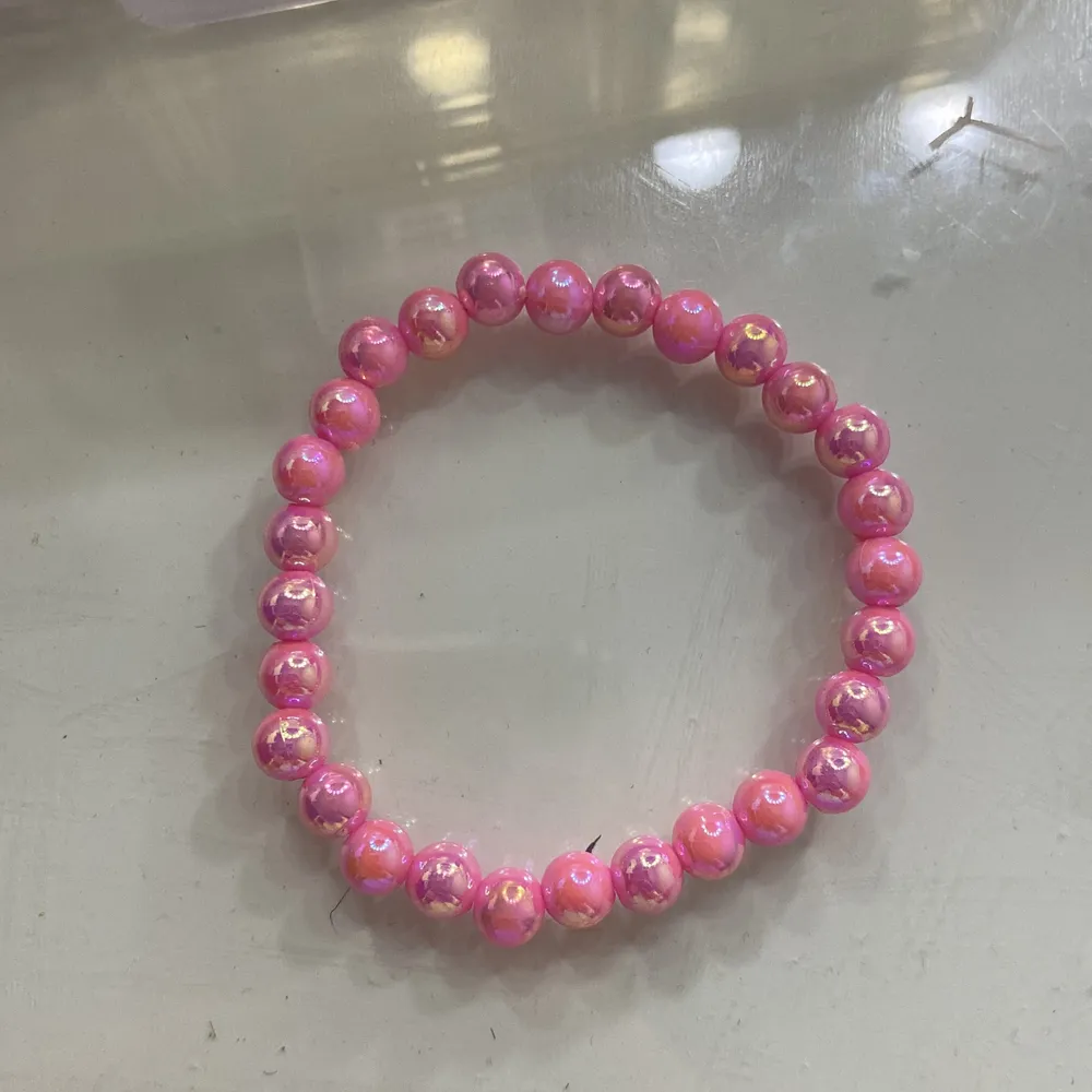 Fint elastiskt armband av rosa glänsande pärlor. Köp detta armband tillsammans ett annat för 10kr rabatt, om du köper det med två andra armband får du 15kr rabatt, köper du med 3 andra blir det 20kr rabatt osv.❤️. Accessoarer.