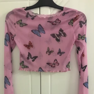 Fin genomskinlig topp  - Oanvänd genomskinlig rosa topp med fjärilar, jättefin över ett linne. 
