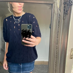 Tröja från COS storlek M - Säljer denna coola tröjan från COS i storlek M. Superfina hål/nät i tröjan. Sitter fint oversized på mig som brukar ha S💕